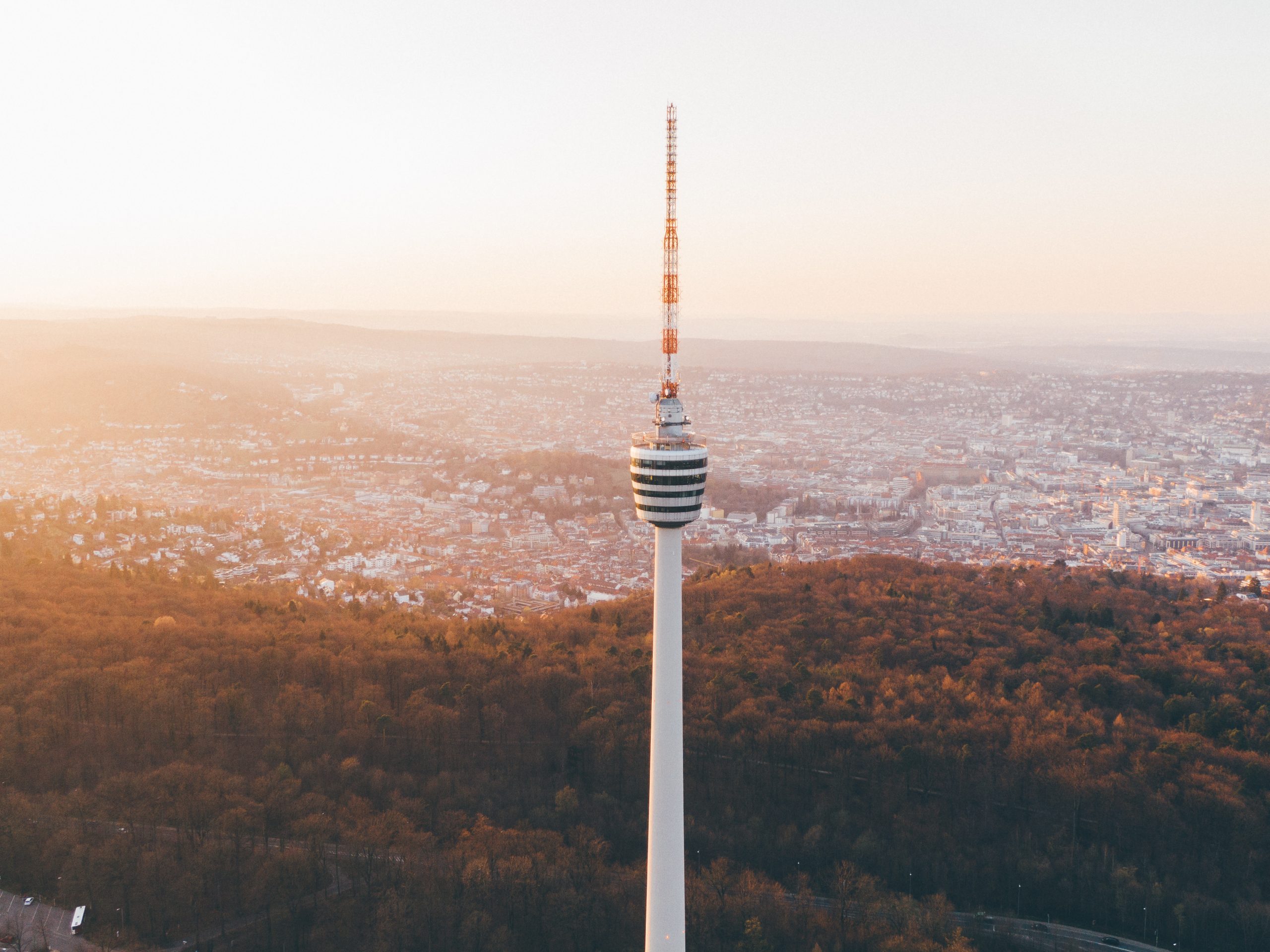 Blick über Stuttgart mit dem Fernsehturm im Vordergrund.